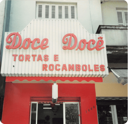 Fundada pela família Zanella em 1979, a história da Doce Docê - na época Lanchonete Monalisa - é marcada pelo pioneirismo, sendo uma das primeiras cafeterias de Caxias do Sul a abrir uma loja em shopping.